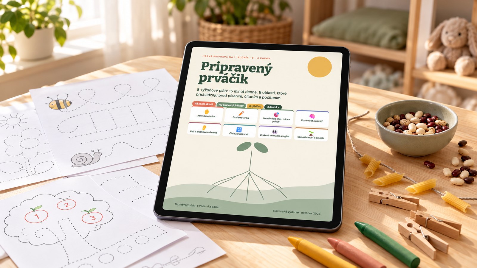 Pripravený prváčik v tablete na detskom stolíku s pracovnými listami, kolíkmi a pastelkami